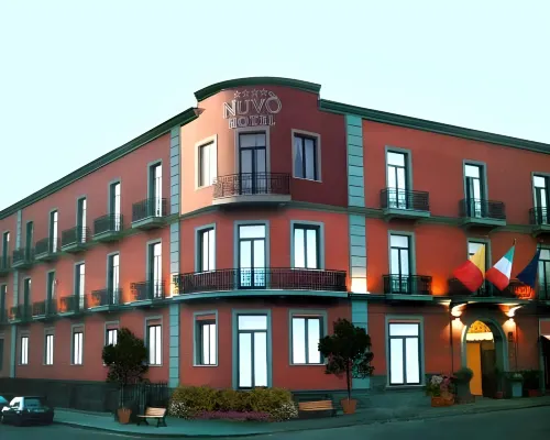Hotel Nuvò Hotel berhampiran Kolam Renang Scandone