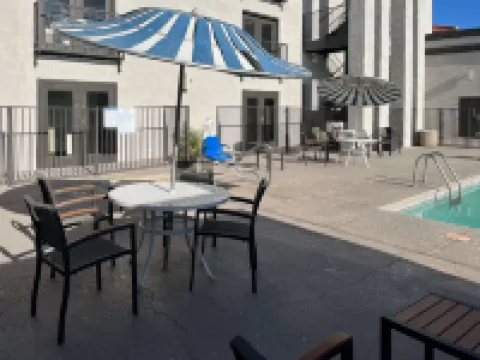 開間 6 套房 圖森，亞利桑那 – 機場 / 基諾體育綜合體