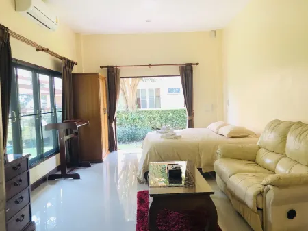 Thararin Villa Отели в г. Doem Bang Nang Buat