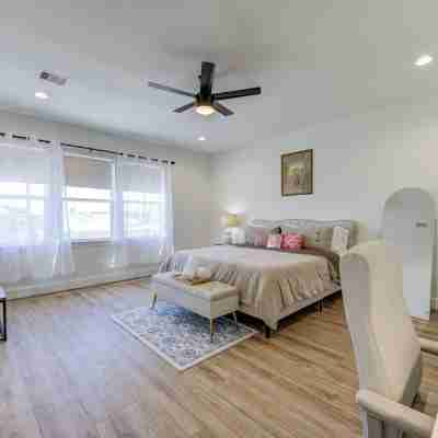 Modern Cozy Home with King Bed Rooms