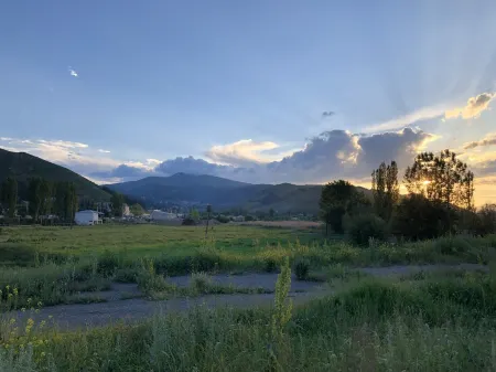 Istomán | Dom S Mangalom Apartments Отели рядом с достопримечательностью «Горнолыжный курорт Цахкадзор»