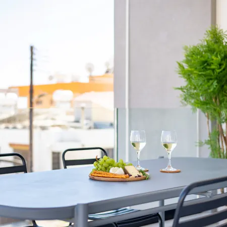 Sanders Only - Charming 2-Bdr Apt with Balcony