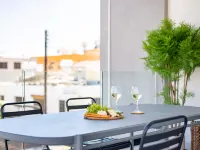 Sanders Only - Charming 2-Bdr Apt with Balcony