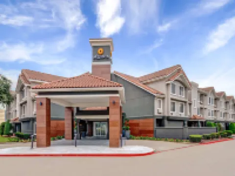 La Quinta Inn & Suites by Wyndham Dallas DFW Airport North Hotels in Irving