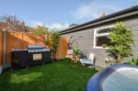 Luxury Versace 2 Bed, Hot Tub, Pool Table, Sky Tv