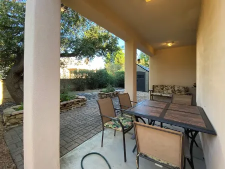 3-bedroom home close to New Mexico State University and the Convention center. Отели рядом с достопримечательностью «Museum of Nature & Science»