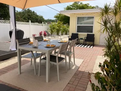 Enjoy a Sunny Winter in Sarasota!- Just minutes to Siesta Key+King Bed+Sleeps 8!