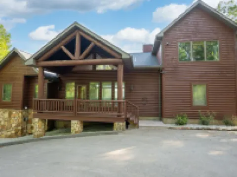 Lakefront Lodge / Cabin / Retreat - Huge Niangua Frontage w/ Beach 拉塞爾酒店