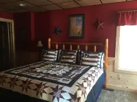 Cabin Sleeps 8 w/ 2 King Suites, Theater/Hot Tub/Pool Table, Small Dog Friendly!