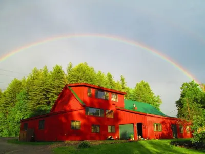 Cozy apartment that’s conveniently located just on the edge of town. Отели в г. 