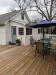 The Olde Springhouse cottage in downtown Abingdon Hotels near Sinking Spring Cemetery