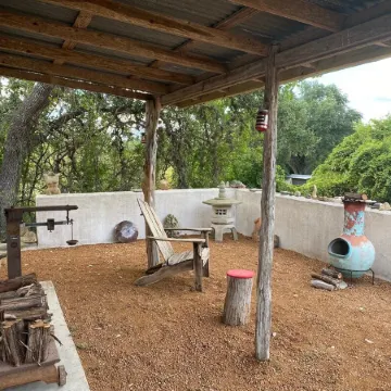 Quiet Studio located on 110 acre ranch with walking trails