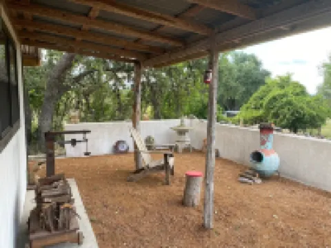 Quiet Studio located on 110 acre ranch with walking trails