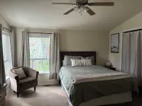 10 minutes to Glacier! Family-friendly home with porch & swing 더 루프 트레일헤드 주변 호텔