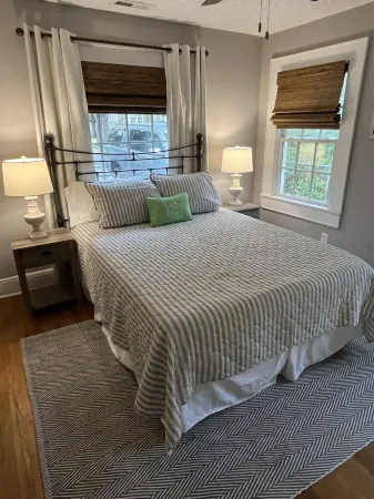 Charming Georgetown bungalow within walking distance to downtown & boat access