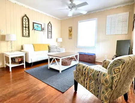 Cute Cottage In The Heart of Gulfport!