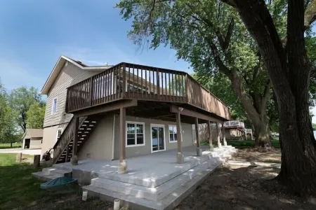 Riverside Treehouse Отели в г. Rock Island County