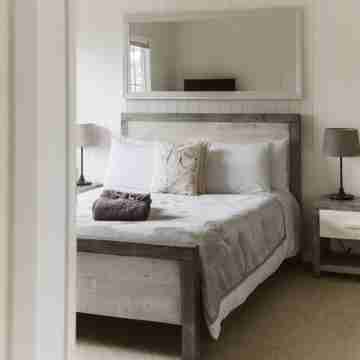 Possums Retreat - Private Spacious Cottage with Hydrotherapy Spa Rooms