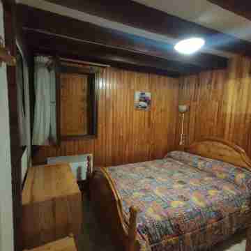 Half wooden CHALET in a clearing in Pyrenees 2000 Rooms