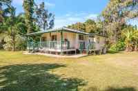 2BR Cottage on 1 Acre. Air Con & King Beds.