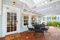 Charming Bungalow Downtown