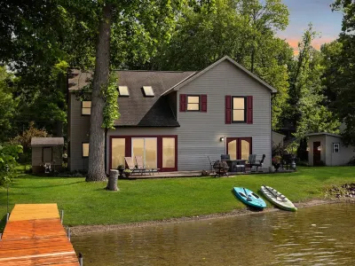 Private lakefront home 30 minutes from downtown Ann Arbor! Hotels near Strawberry Lake