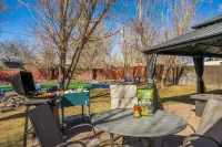 Full Size Pickleball Court - Hot Tub - Amazing Kitchen - By Lake - Book Now!