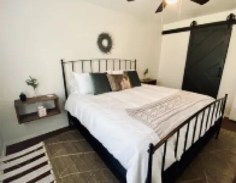 Cheerful 2 Bedroom cottage on the Llano River- Sleeps 6! 金士蘭酒店