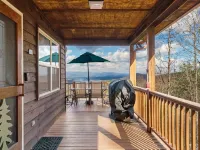 Private Mountain Cabin Retreat 1.5 acres, Amazing Views, Hot Tub, STARLINK Wifi Hotels in Notla