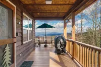 Private Mountain Cabin Retreat 1.5 acres, Amazing Views, Hot Tub, STARLINK Wifi