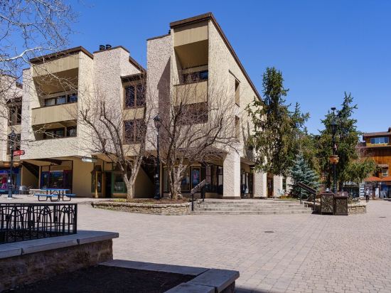 100 ft. to Gondola! Heart of Lionshead! Views, Fireplace, Balcony, Parking!