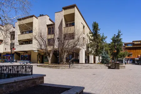 100 ft. to Gondola! Heart of Lionshead! Views, Fireplace, Balcony, Parking!