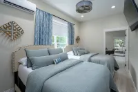 The BLUE SLIDE BUNGALOW on Lake Texoma sleeps up to 8. Relax in luxury. Hotels in Sherman-Denison