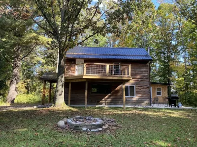 Cabin in the woods. Minutes to Watkins Glen State Park, Racetrack & Wine Trail! Hotel dekat Watkins Glen State Park