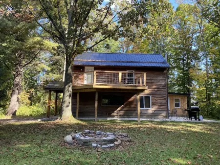 Cabin in the woods. Minutes to Watkins Glen State Park, Racetrack & Wine Trail! Отели рядом с достопримечательностью «Парк штата Уоткинс Глен»