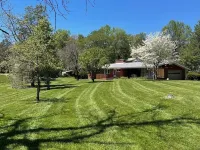 Close to town, the college and a beautiful serene surrounding ワイズのホテル