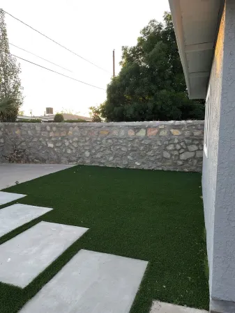 King size bed and 7 min away from Cielo Vista, El Paso's airport and Fort Bliss!