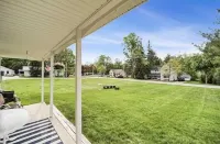 Walk to Walloon Village, 10 min to Petoskey or Boyne Mountain