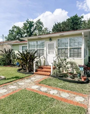 Key Lime Cottage - Minutes from the Beach, Ocean Center, Pictona & Downtown!!