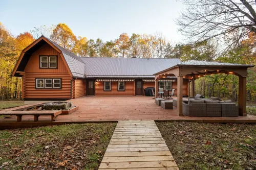 Luxury,Log Cabin 65AC. of Private Forest, Trails,Sauna,Hot-Tub. Baughman Park.