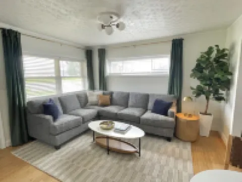 Downtown Carbondale. Cozy and Cheery Abode -- NEW-- Hotels in Carbondale