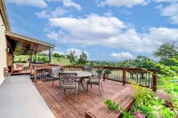 Modern Farmhouse w/ Hill Country Views, EV, Wineries, Large Patio Hotel a Dripping Springs