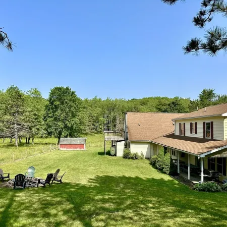 Alvie House: 5 min from Wisp&DCL, Outdoor Fire Pit, Fireplaces, Country Kitchen