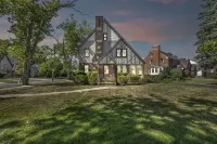 Spacious Tudor Retreat for Families & Friends, 9BR, Sleeps 24