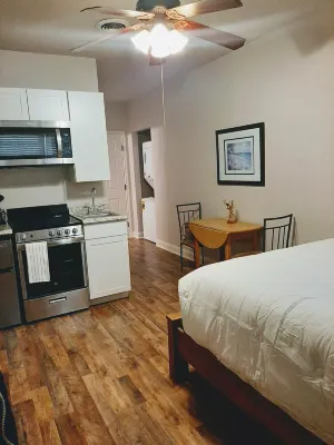 Peaceful Studio for Couples or Business Travel Queen bed, Roku TV, good Wi-Fi.