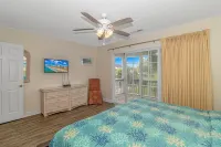 Steps to the beach/ Pool/  Ensuite bathrooms /Arcade/ beautiful safe community