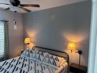 Lake Granbury Cottage, Just steps from the historic square! Отели рядом с достопримечательностью «In The Pink Wellness Center»
