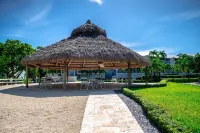 Overlooking the Lagoon and Pool Includes Use of Golf Cart & 2 Kayaks