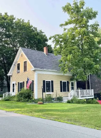 Historic Kennebunkport home only 0.3 miles to Dock Square Отели в г. Кеннебанкпорт
