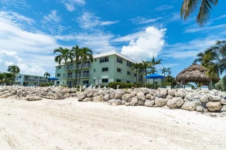 Private Tropical Beach White Sand-No Stairs-King Bed-Heated Pool- Superfast WiFi Отели в г. Key Colony Beach